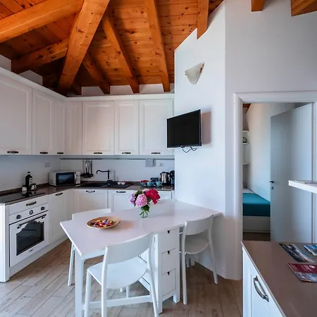 Italy Homes - Eliland View Apartment